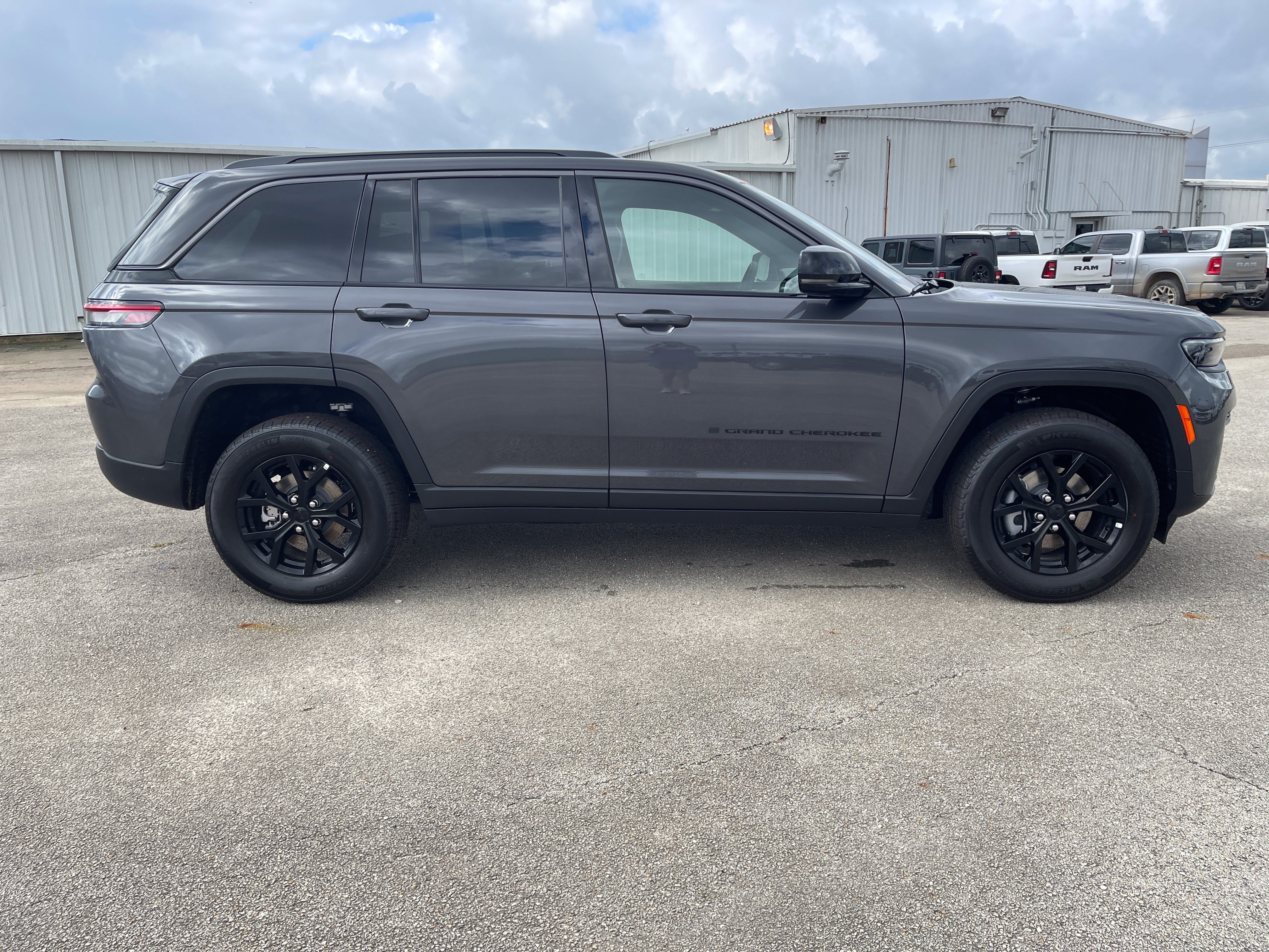 2026 Jeep Grand Cherokee Laredo Altitude