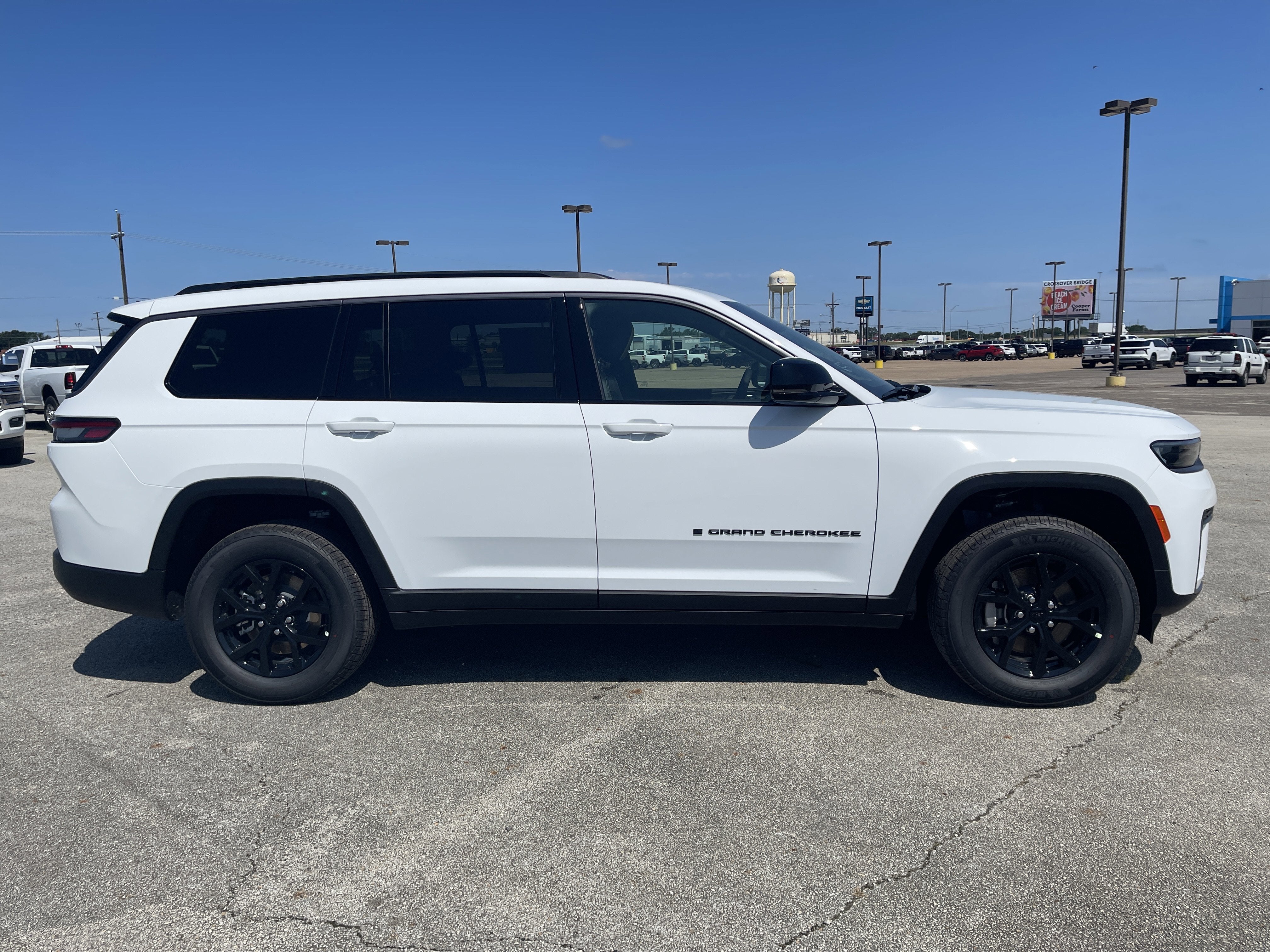 2026 Jeep Grand Cherokee Laredo Altitude