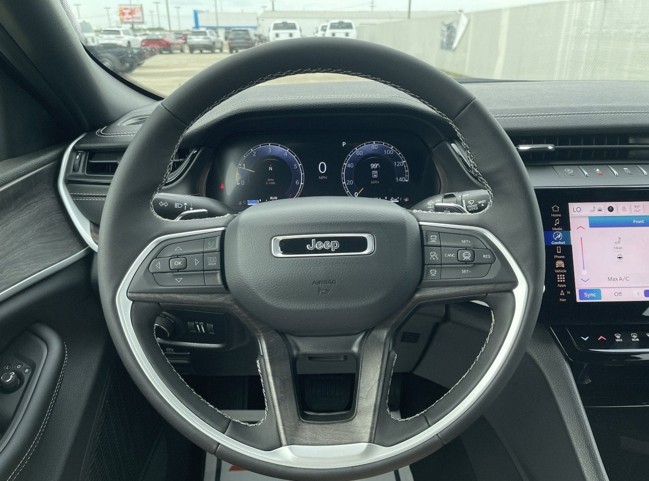 2026 Jeep Grand Cherokee Laredo Altitude