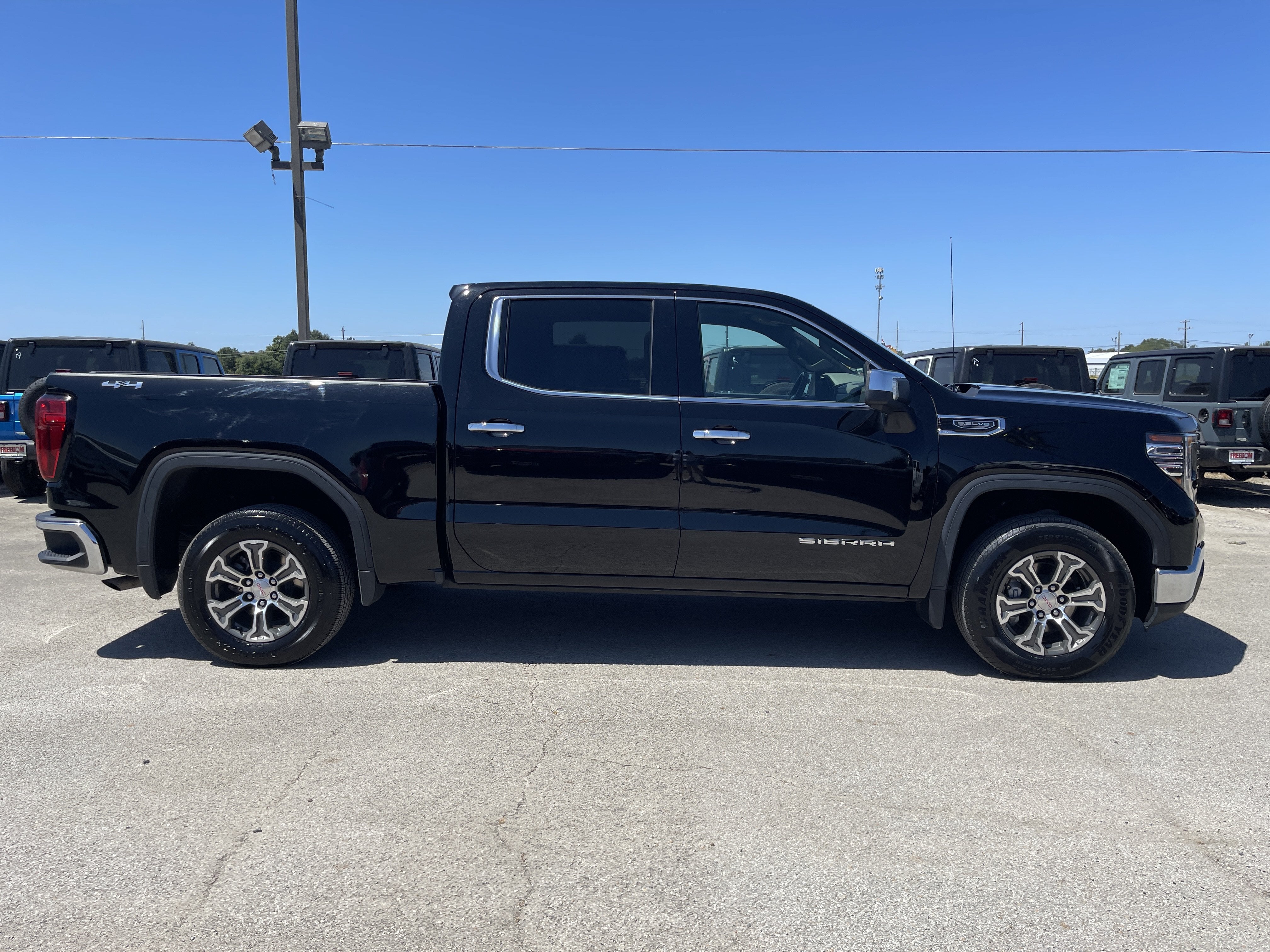 2025 GMC Sierra 1500 SLT