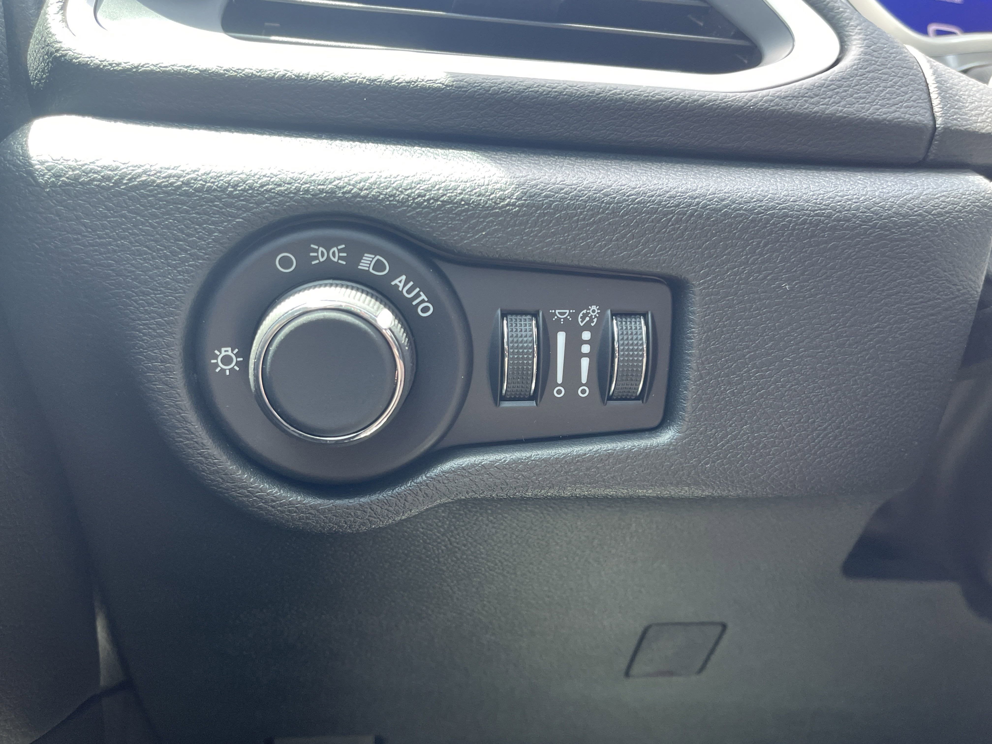 2025 Chrysler Voyager LX