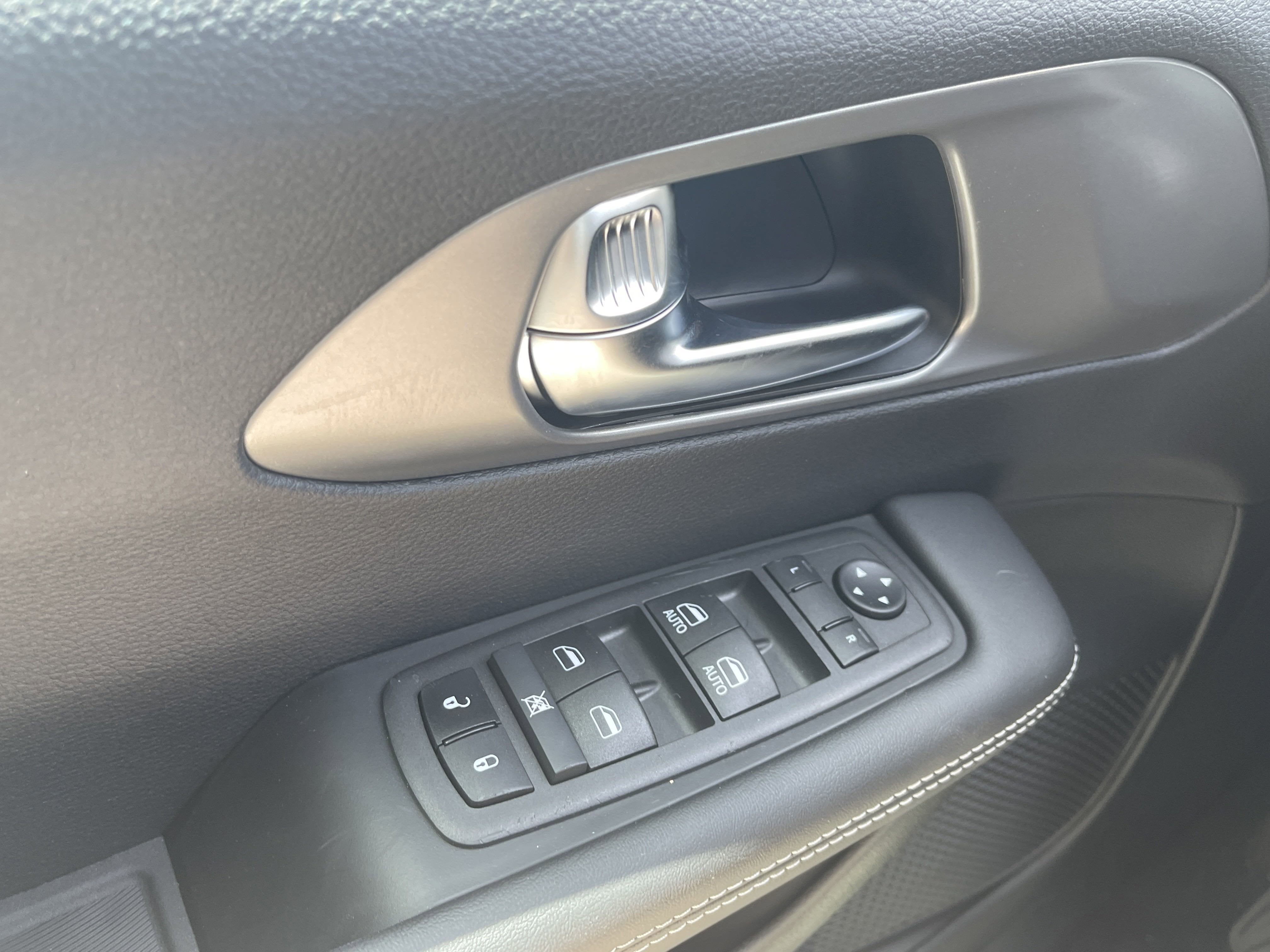 2025 Chrysler Voyager LX