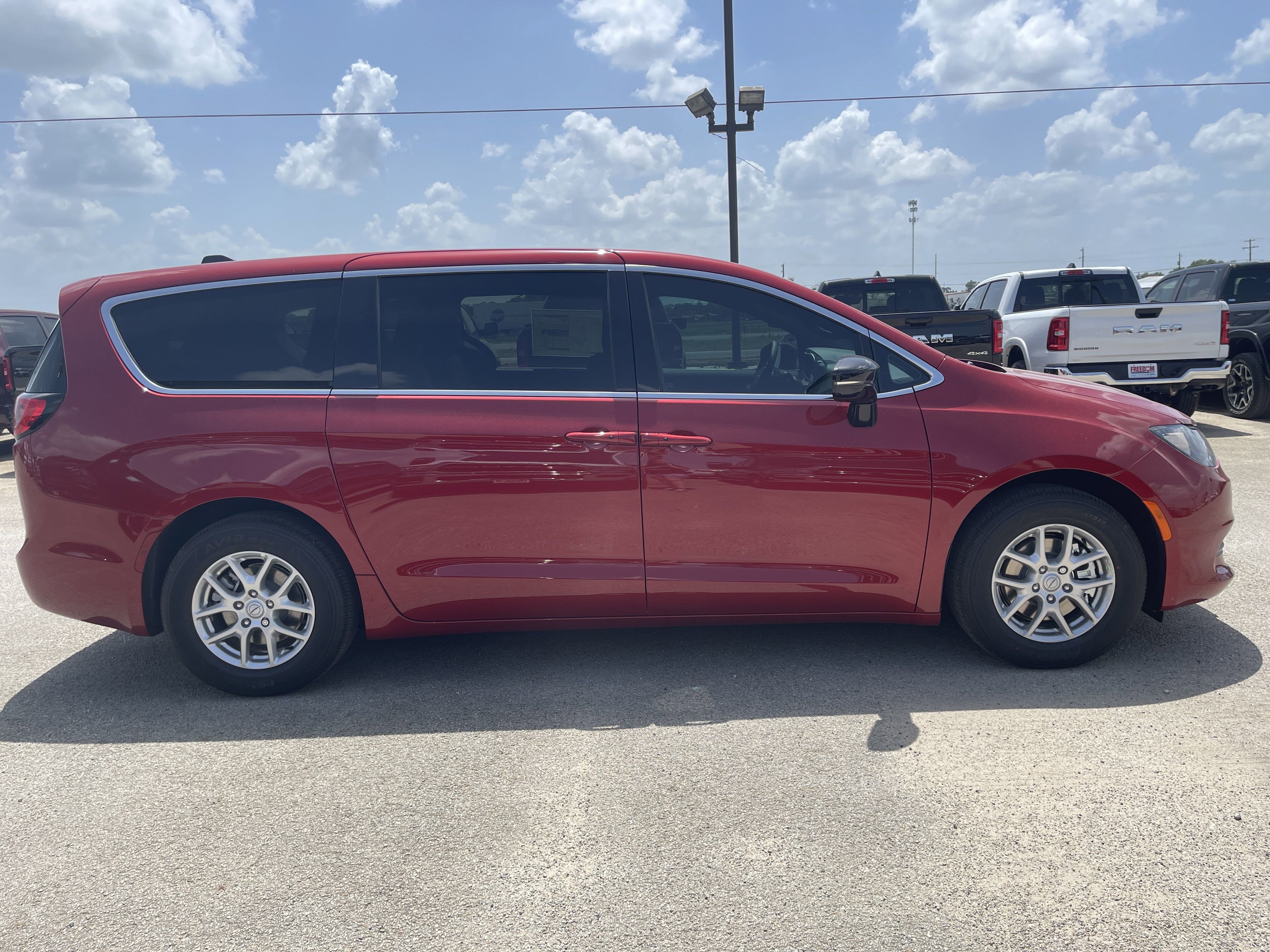 2025 Chrysler Voyager LX