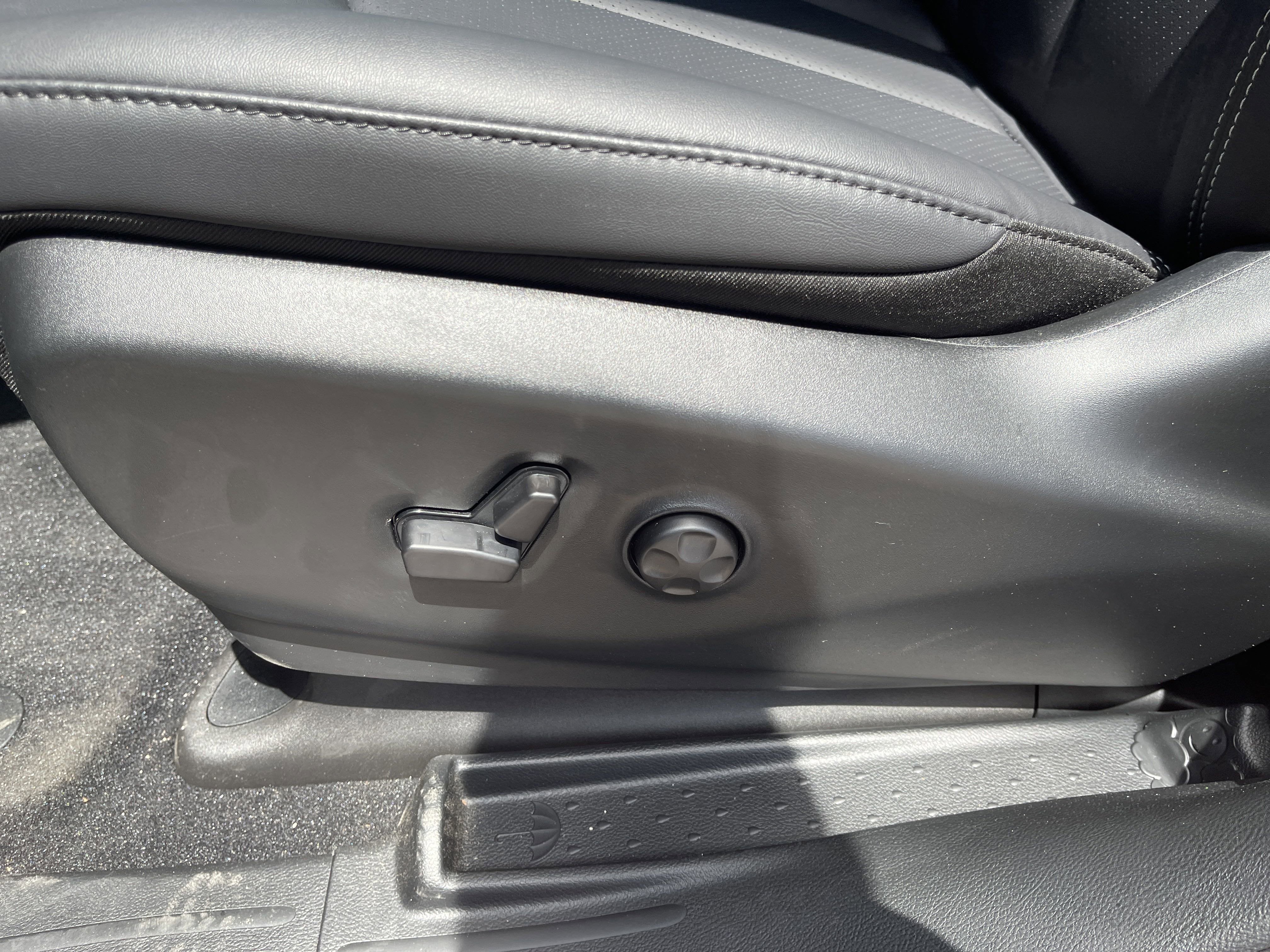 2025 Chrysler Voyager LX