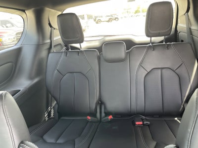 2025 Chrysler Voyager LX