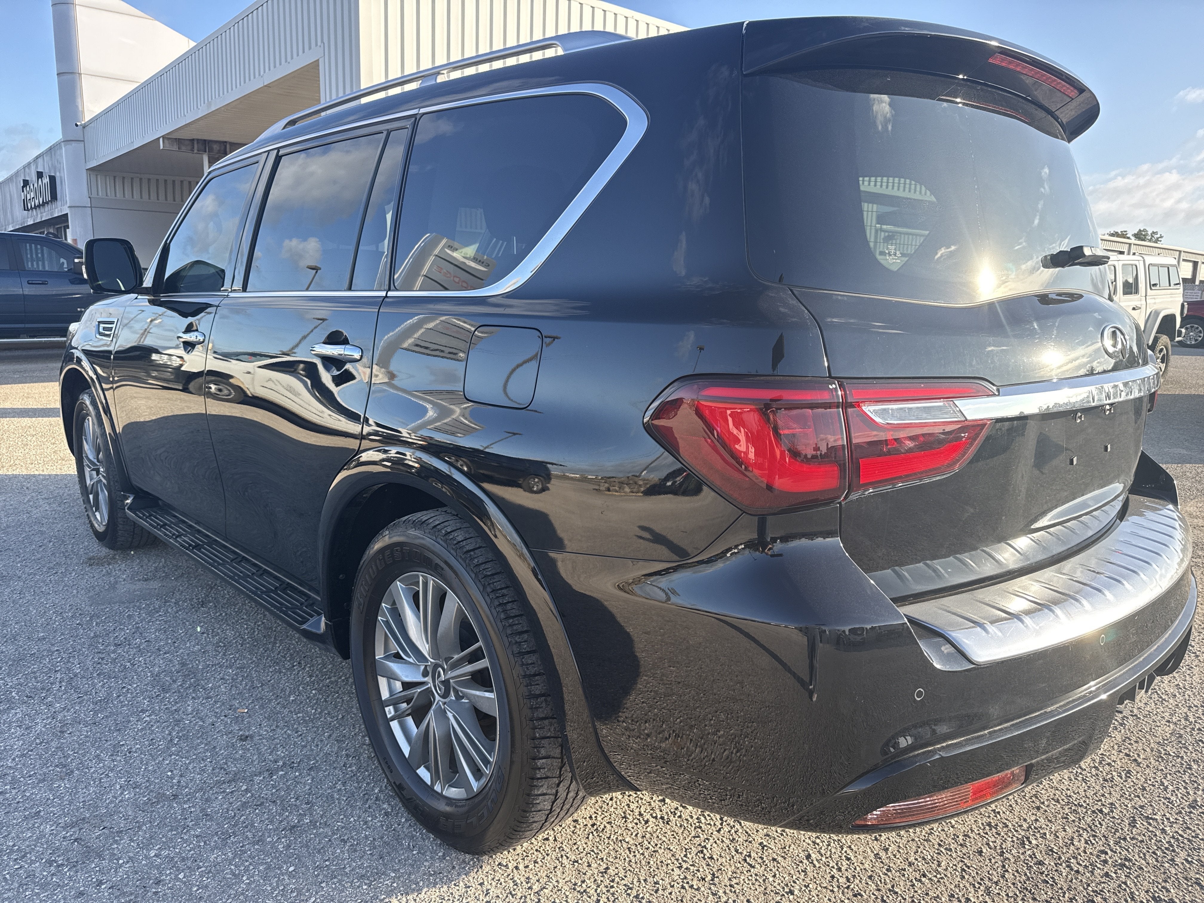 2023 INFINITI QX80 LUXE