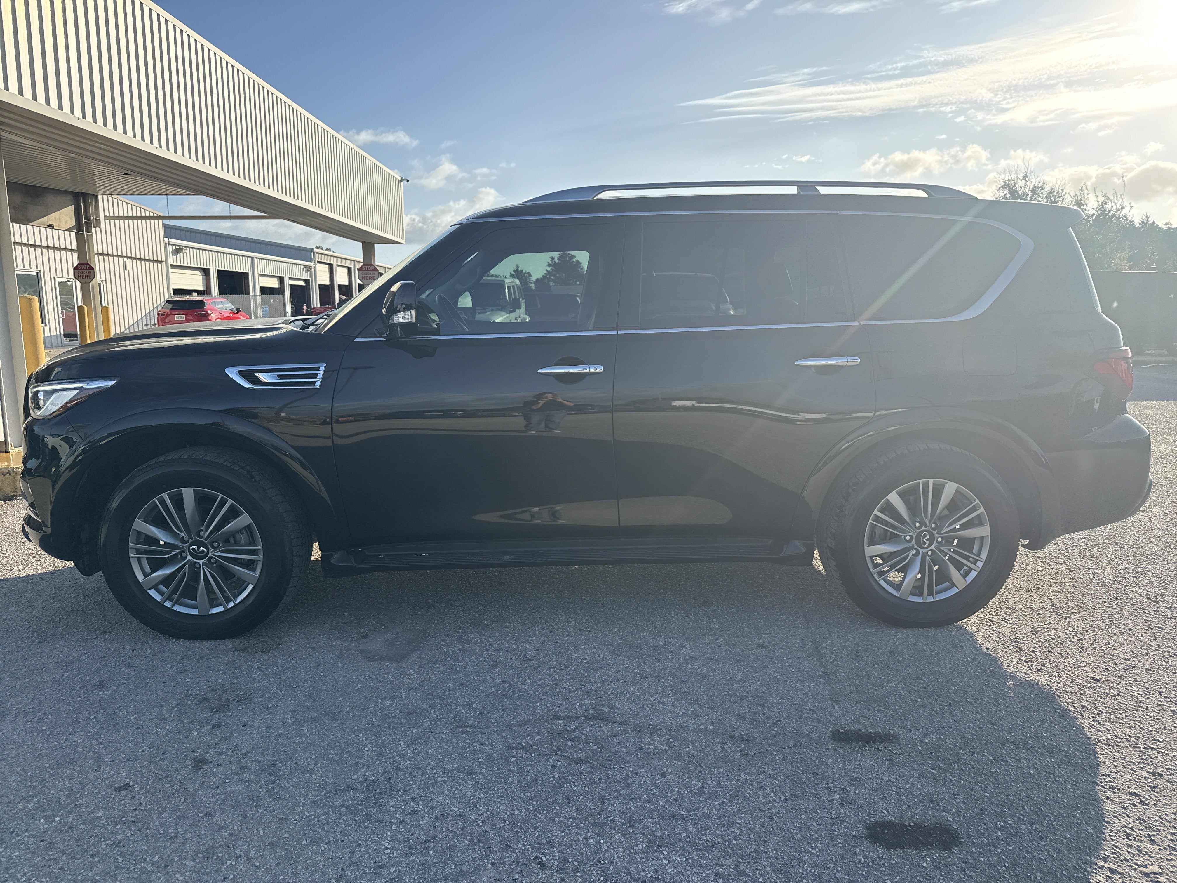 2023 INFINITI QX80 LUXE