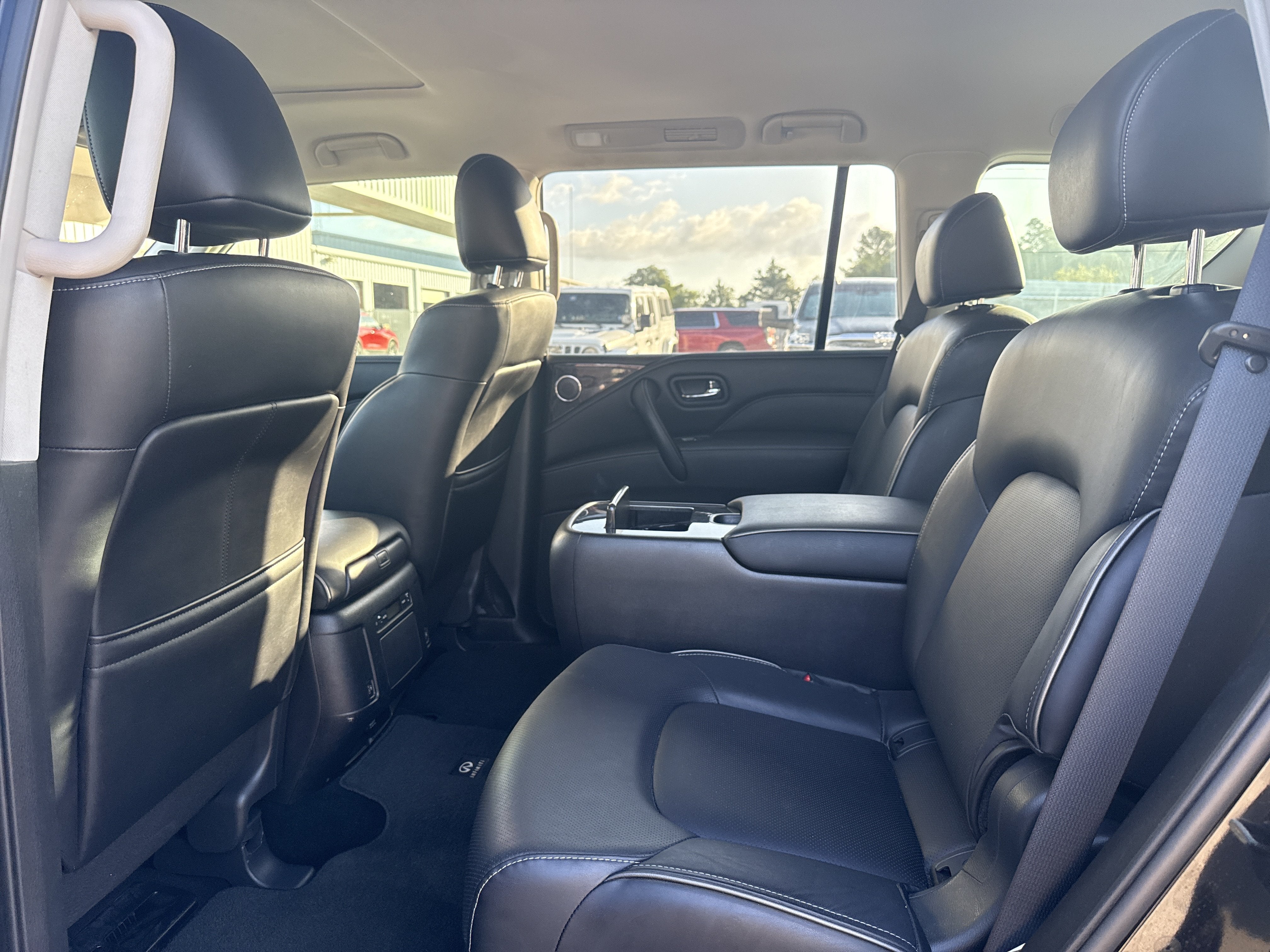 2023 INFINITI QX80 LUXE