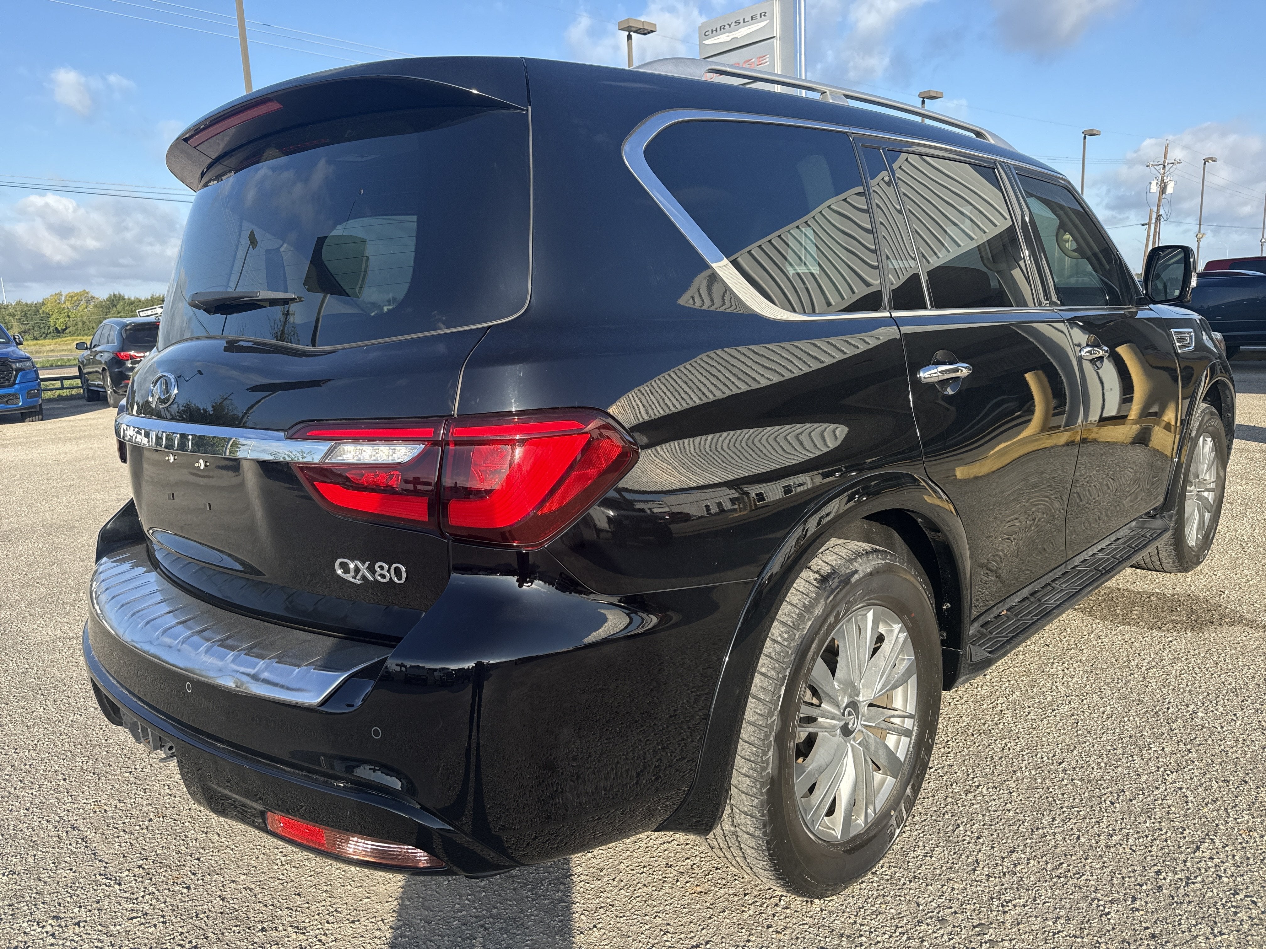 2023 INFINITI QX80 LUXE