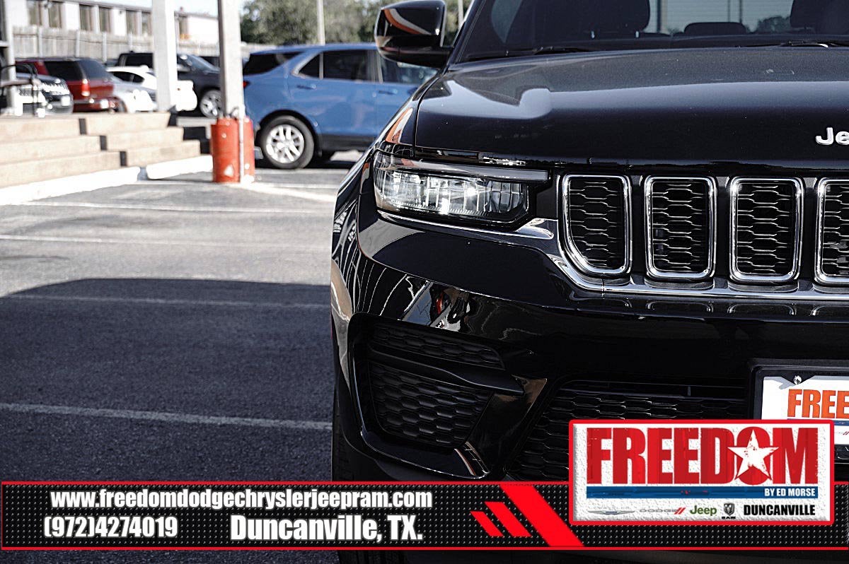 2027 Jeep Grand Cherokee Laredo