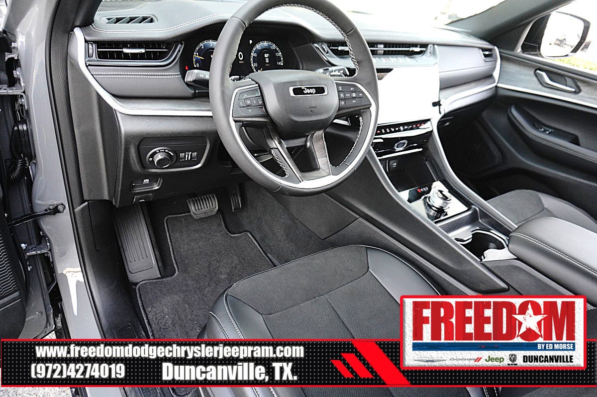 2027 Jeep Grand Cherokee Laredo Altitude