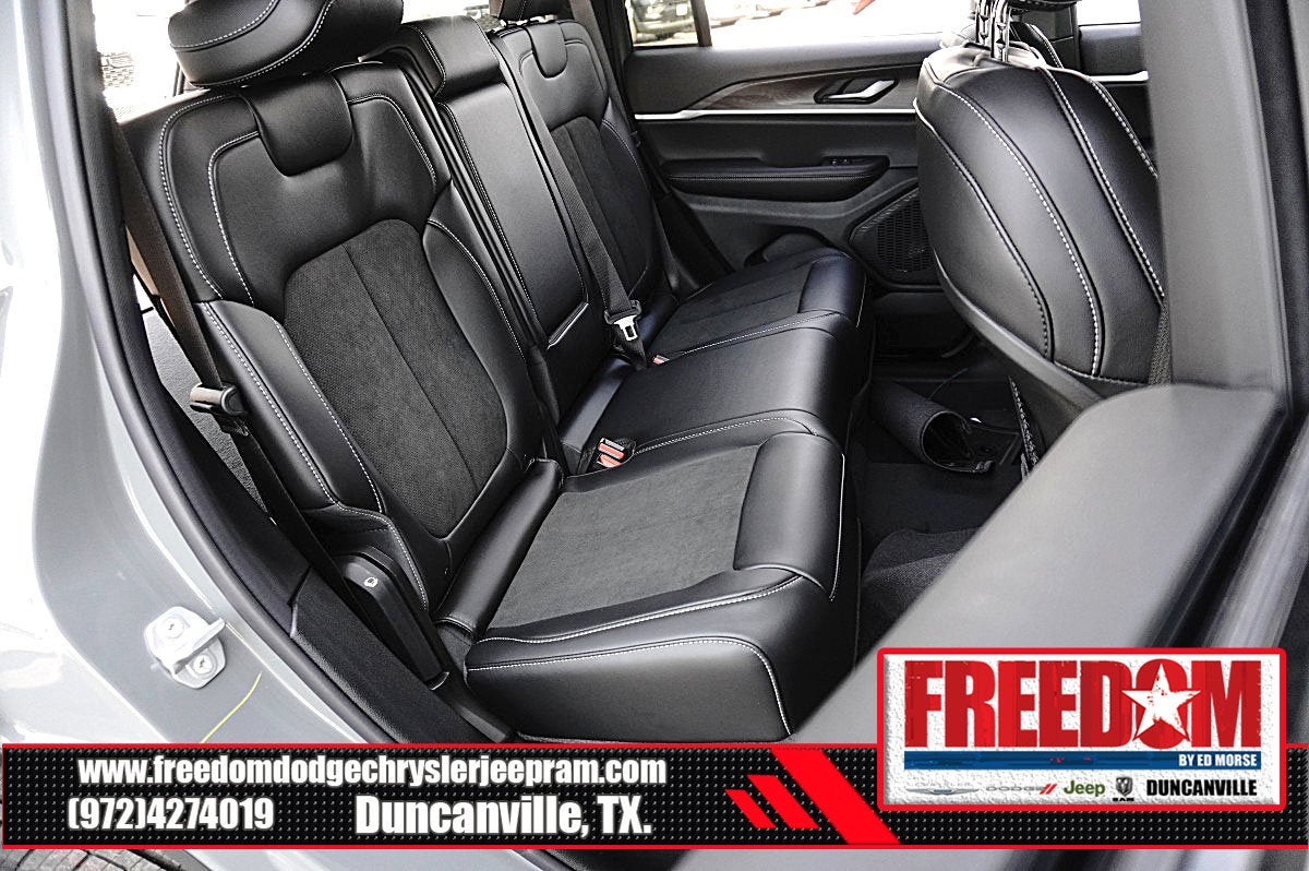 2027 Jeep Grand Cherokee Laredo Altitude