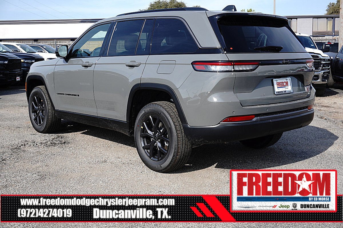 2027 Jeep Grand Cherokee Laredo Altitude