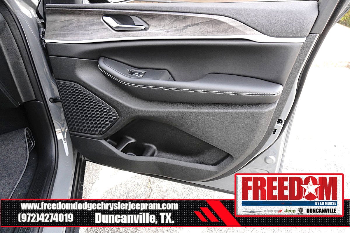 2027 Jeep Grand Cherokee Laredo Altitude