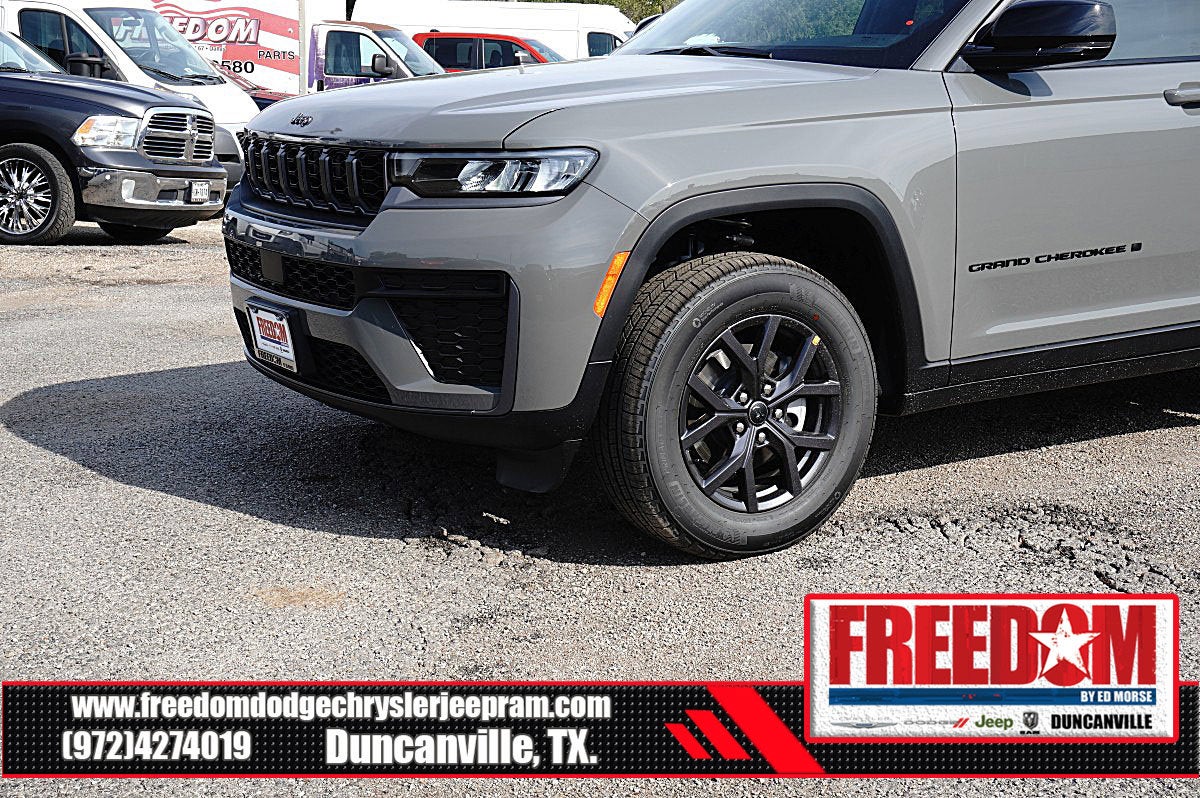2027 Jeep Grand Cherokee Laredo Altitude