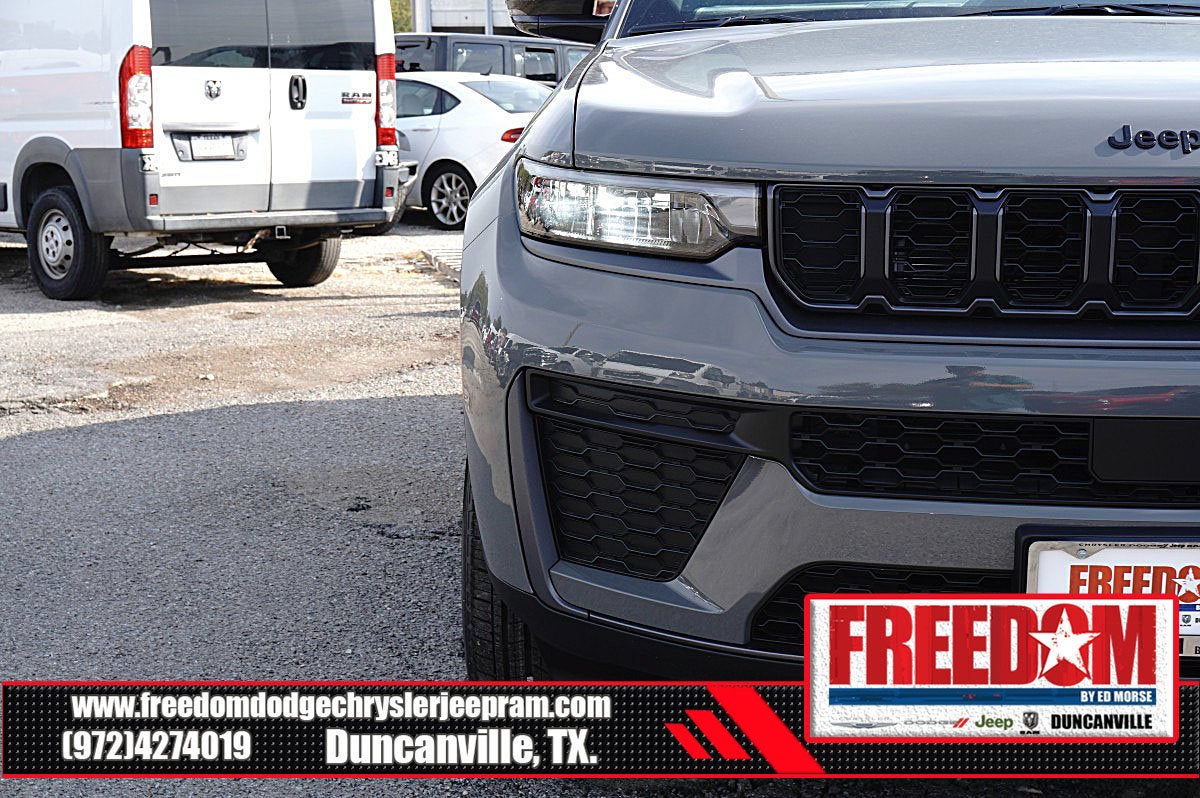 2027 Jeep Grand Cherokee Laredo Altitude