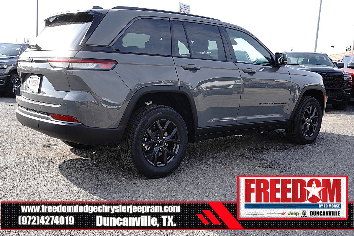 2027 Jeep Grand Cherokee Laredo Altitude