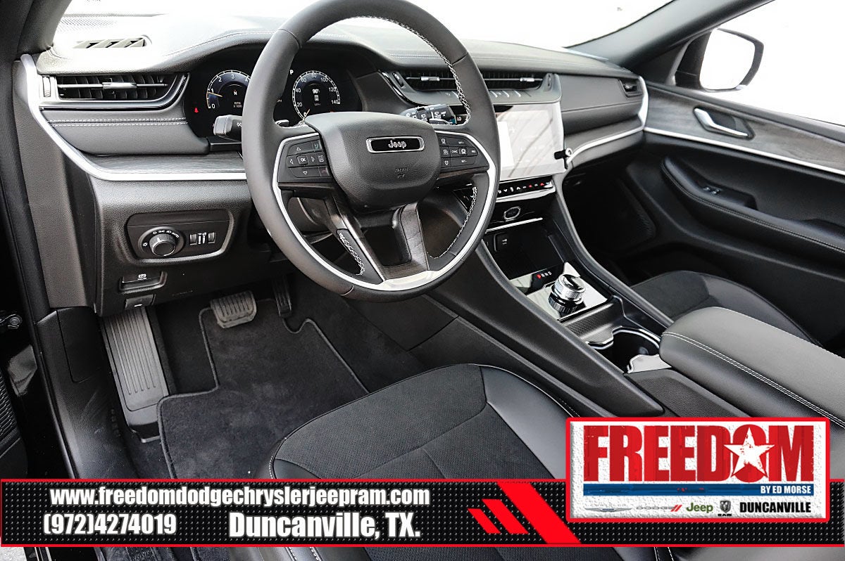2027 Jeep Grand Cherokee Laredo Altitude