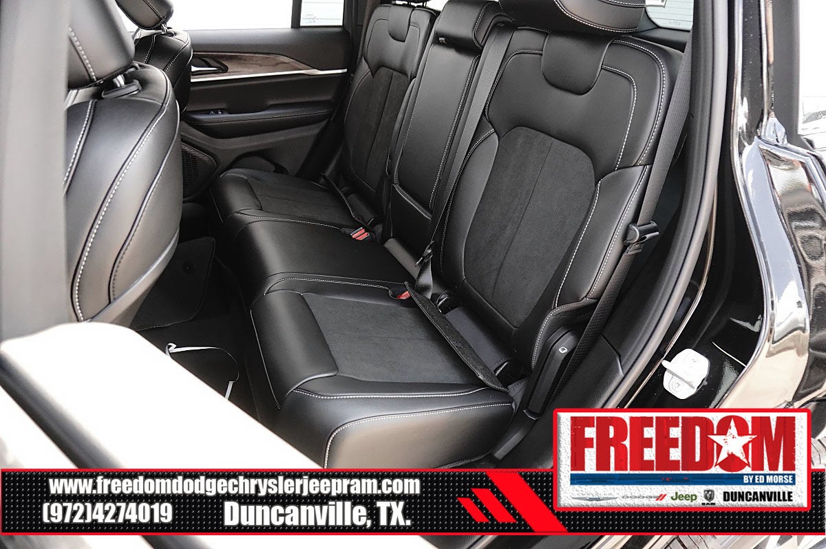 2027 Jeep Grand Cherokee Laredo Altitude