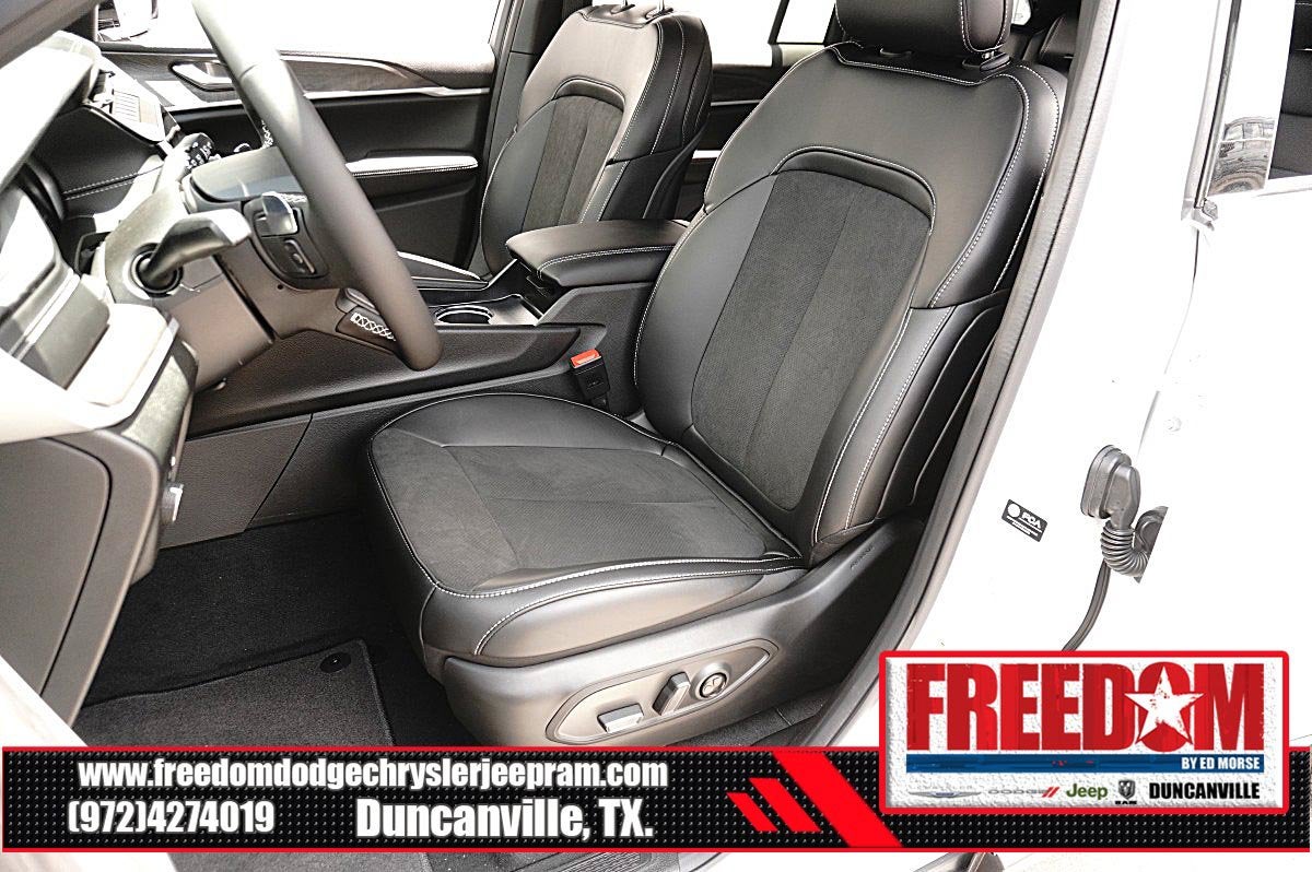 2026 Jeep Grand Cherokee Laredo Altitude