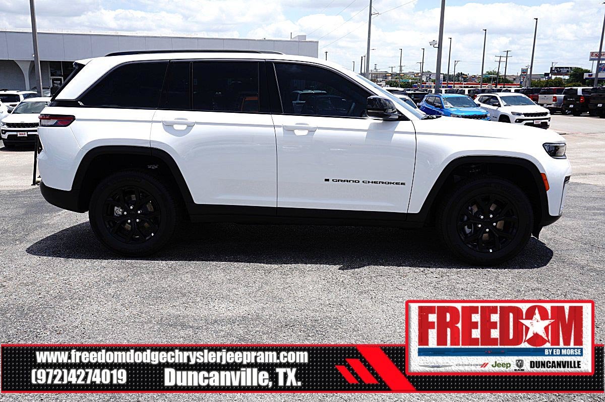 2026 Jeep Grand Cherokee Laredo Altitude