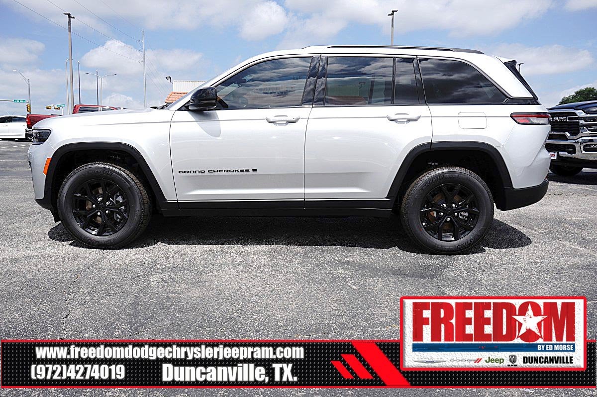 2026 Jeep Grand Cherokee Laredo Altitude