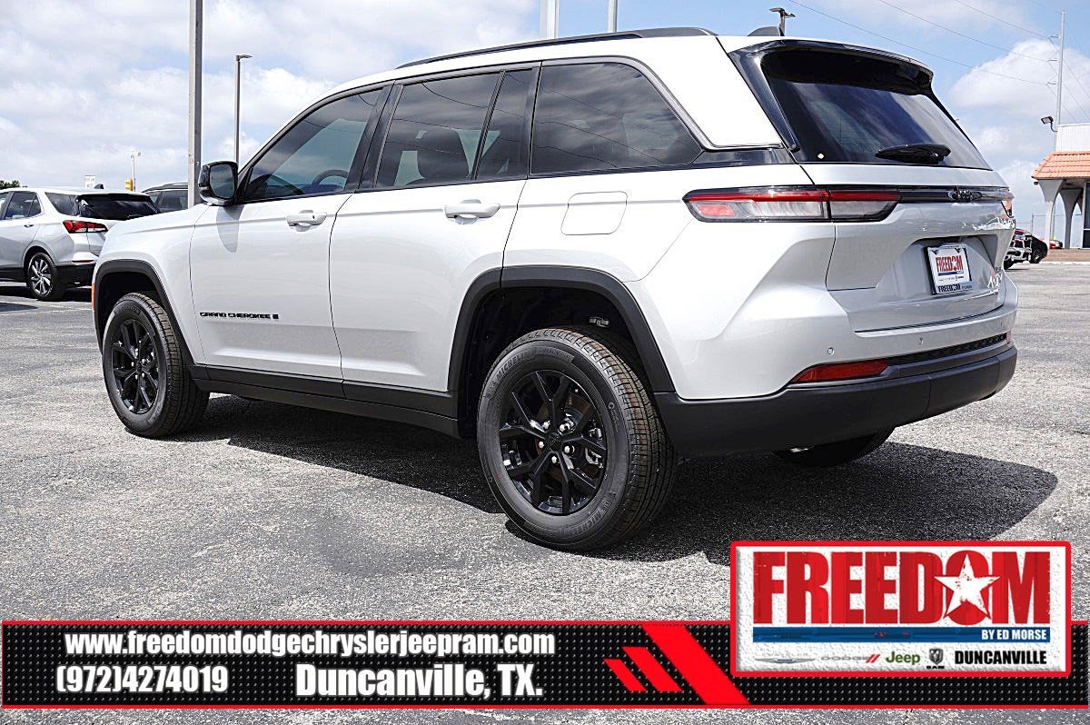 2026 Jeep Grand Cherokee Laredo Altitude