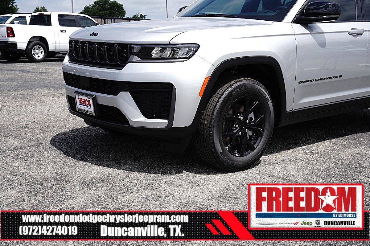 2026 Jeep Grand Cherokee Laredo Altitude