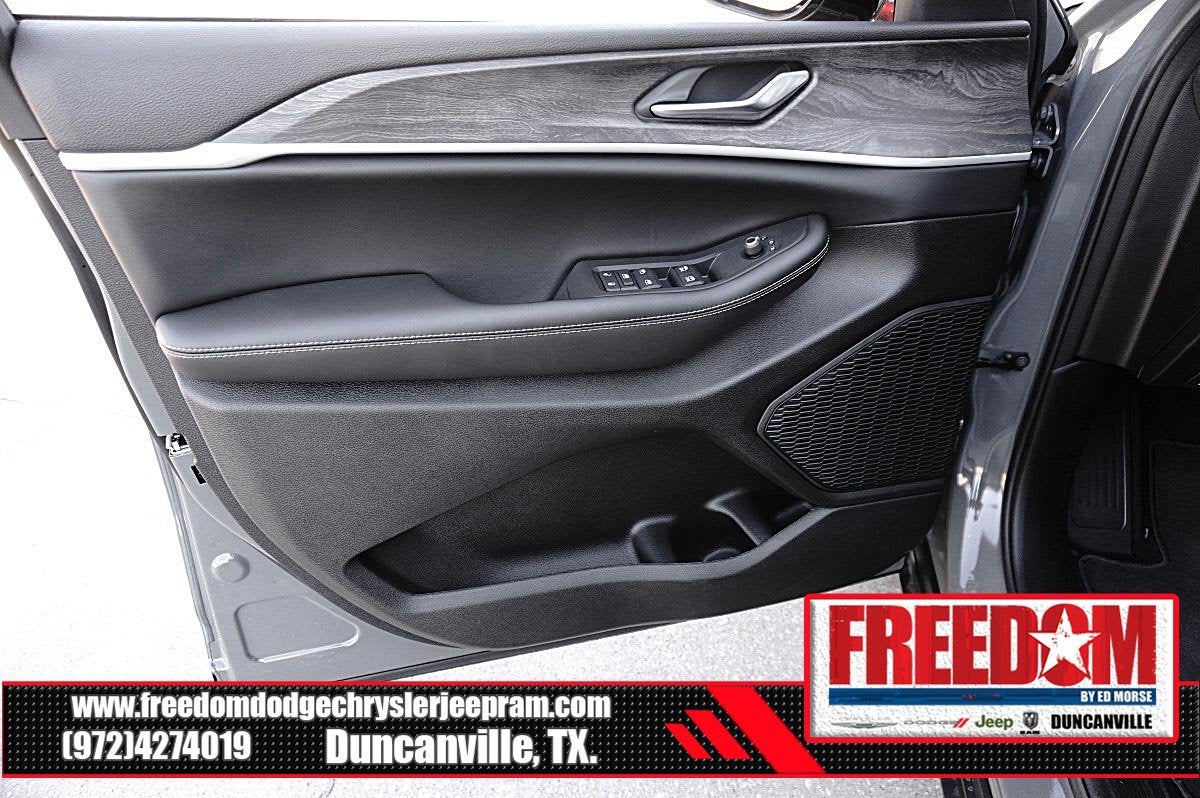 2027 Jeep Grand Cherokee L Laredo Altitude