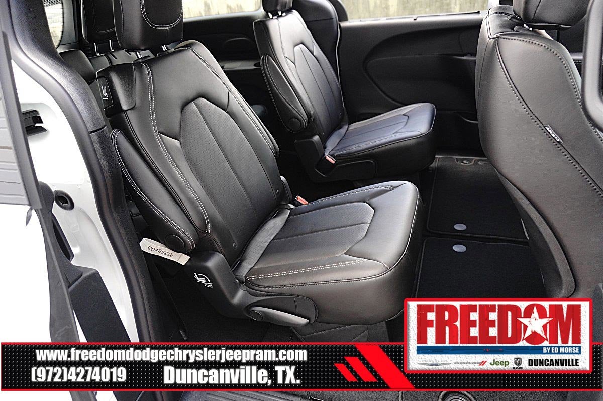 2027 Chrysler Pacifica Select
