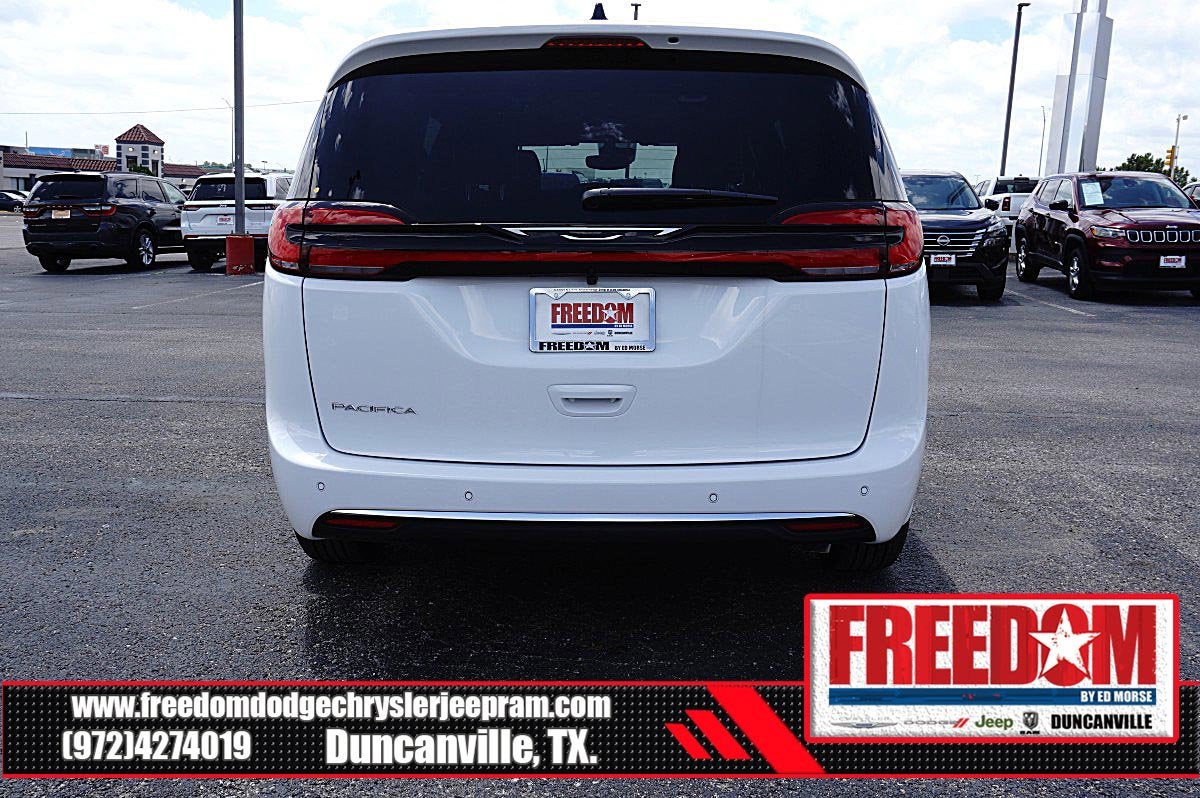 2027 Chrysler Pacifica Select