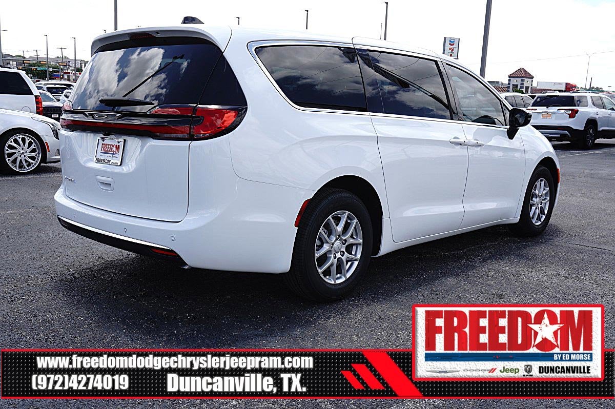 2027 Chrysler Pacifica Select