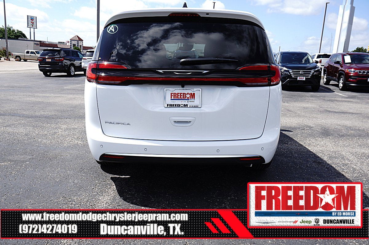 2027 Chrysler Pacifica Select