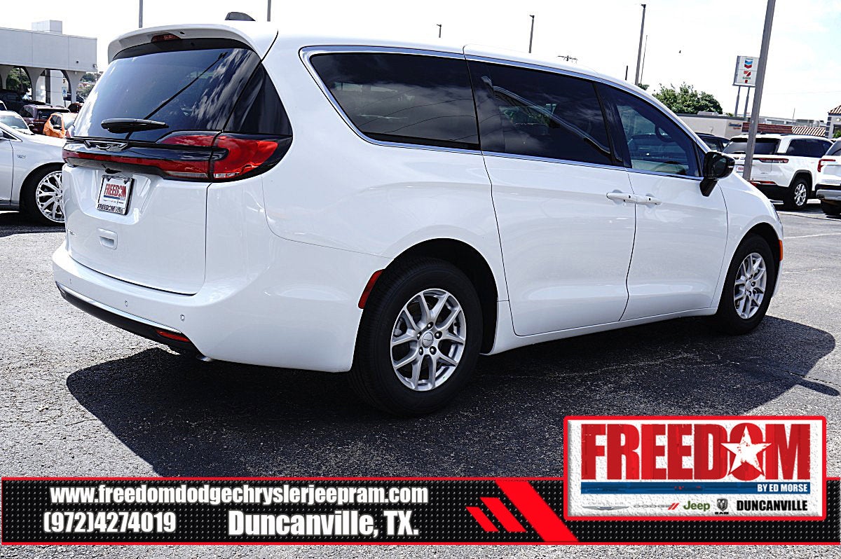 2027 Chrysler Pacifica Select