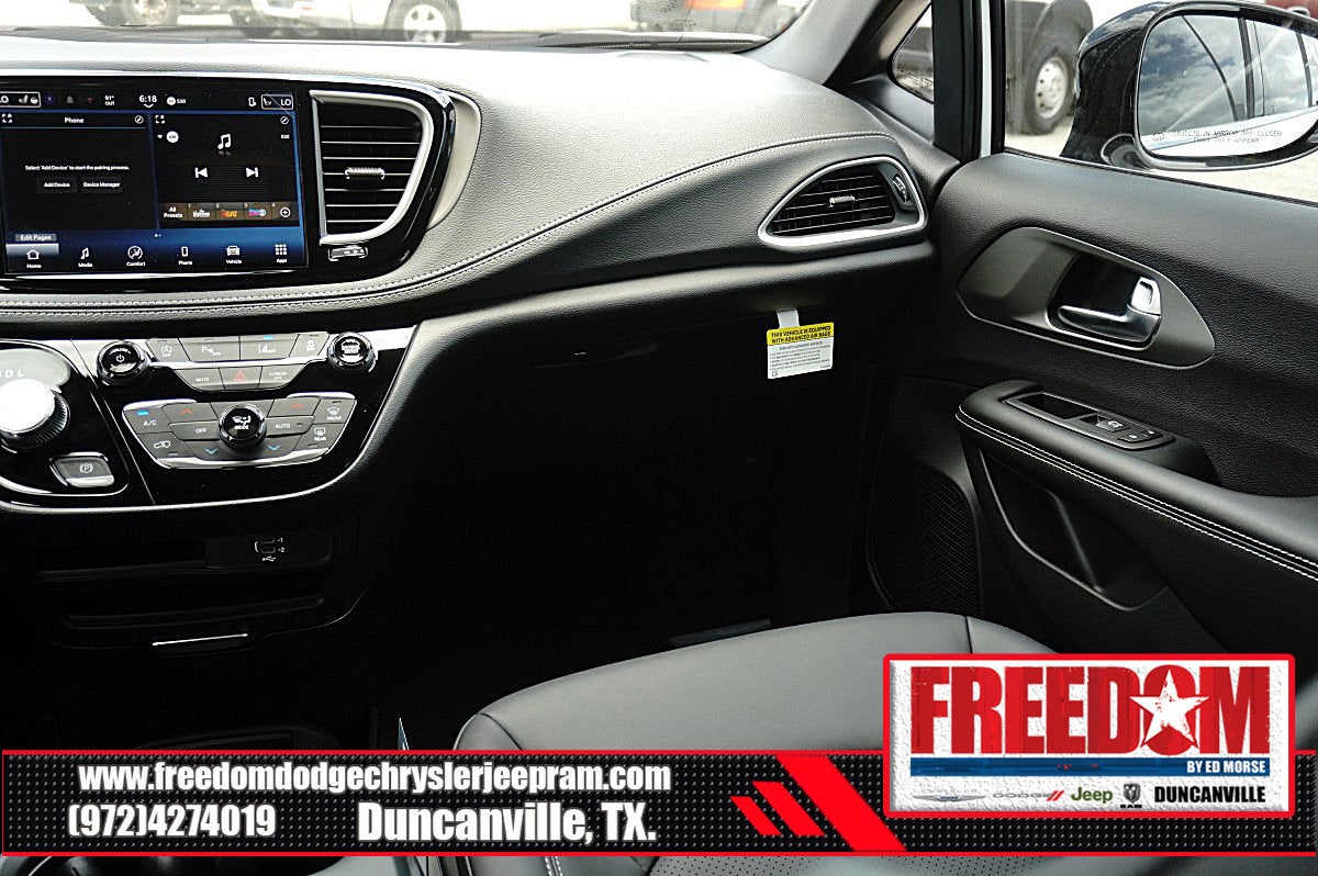 2027 Chrysler Pacifica Select