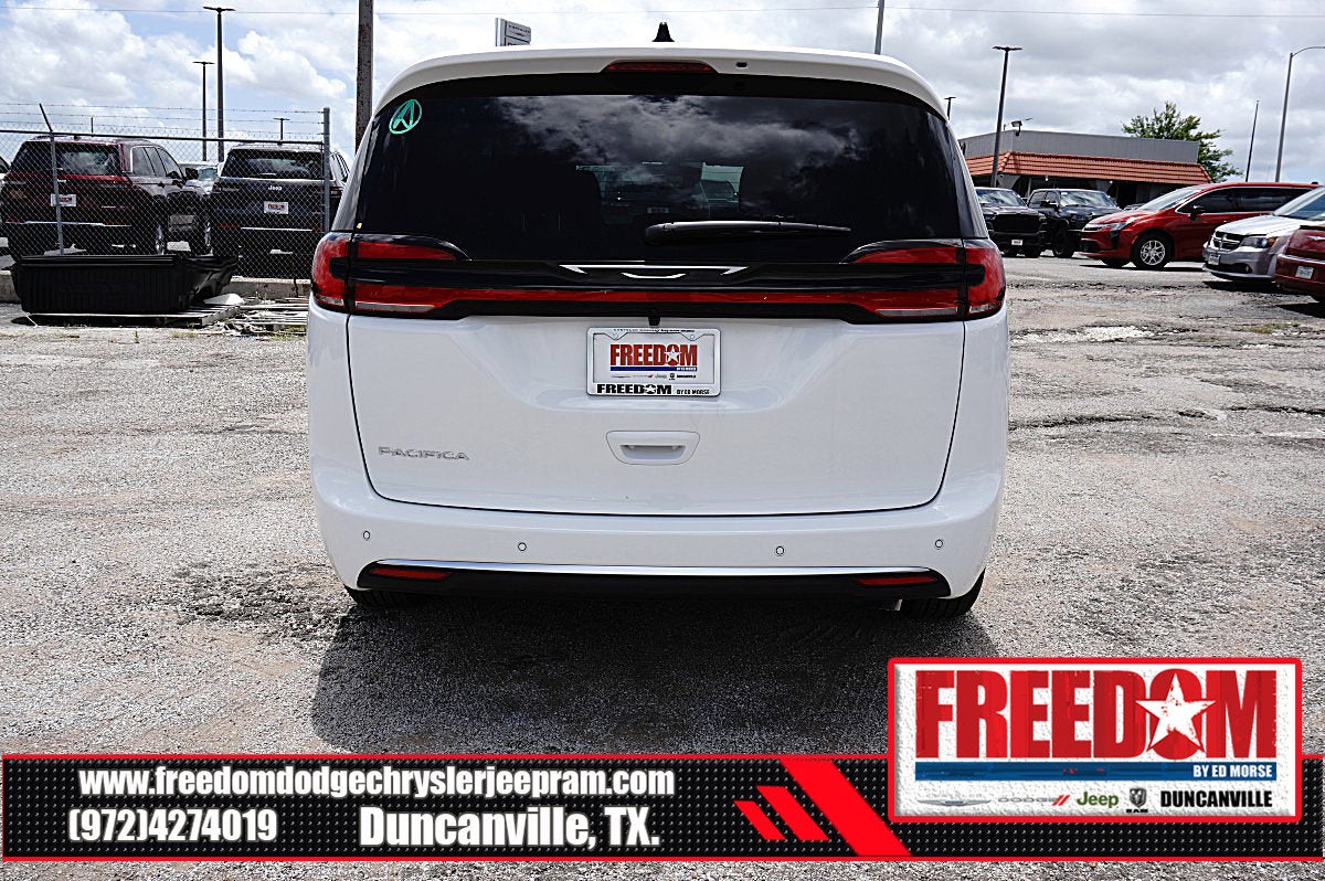 2027 Chrysler Pacifica Select