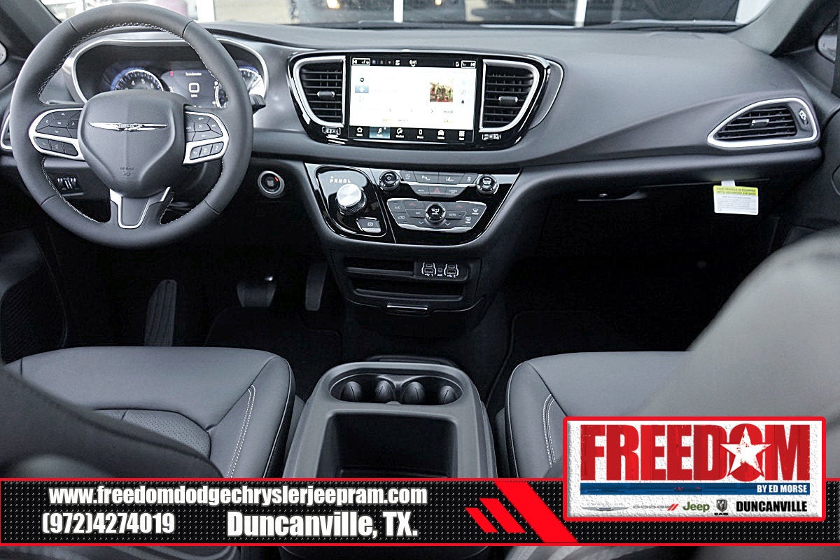 2025 Chrysler Voyager LX