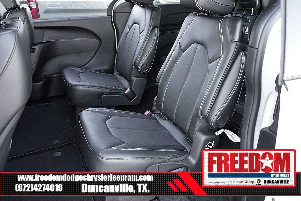 2025 Chrysler Voyager LX