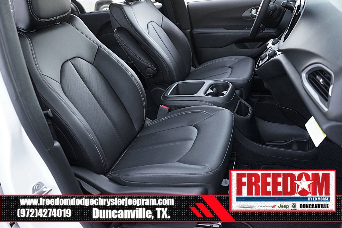 2025 Chrysler Voyager LX