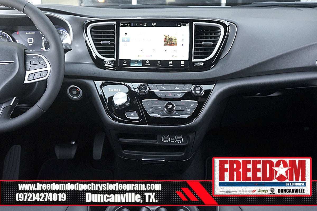 2025 Chrysler Voyager LX