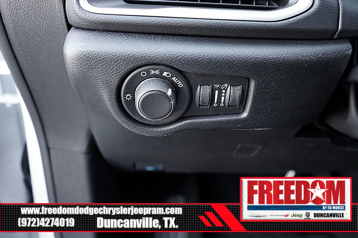 2025 Chrysler Voyager LX