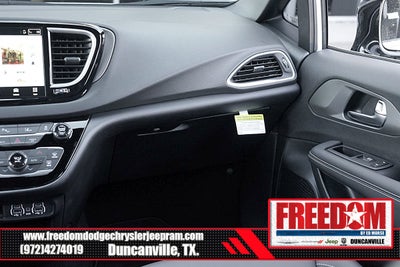 2025 Chrysler Voyager LX