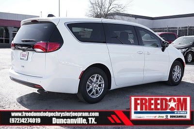 2025 Chrysler Voyager LX